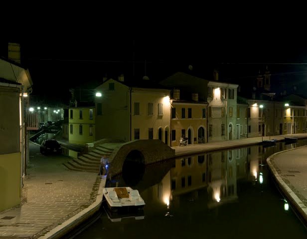 Comacchio (Fe) – L’illuminazione artistica del centro storico lungo i canali